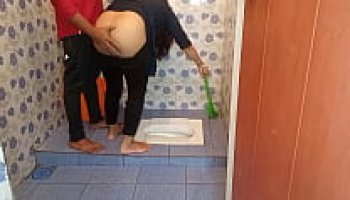 बाथरूम साफ कर रही भाभी को पकड़ कर पेल दिया bhabhi xxx sex